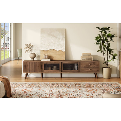 Meuble audio-vidéo en bois de 76 po pour téléviseur de 85 po avec portes en verre Waveform, compartiments de rangement cachés et pieds solides. Meuble télé de 70 po avec 76 tiroirs profonds coulissants