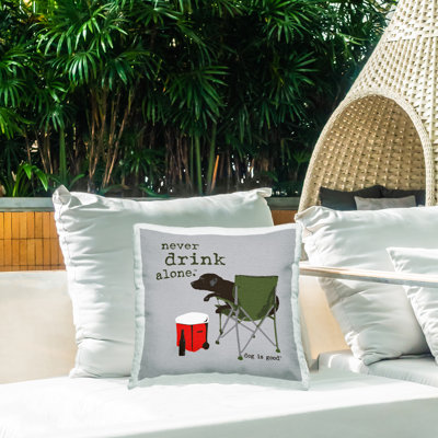 Coussin d'extérieur «Never Drink Alone Dog» par Dog Is Good