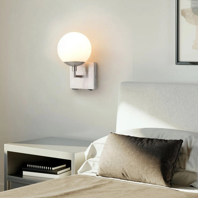 Applique murale Globe - 10 po, nickel satiné, à brancher avec interrupteur à bascule