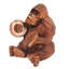 Orang-outan jouant la figurine Ceng-ceng