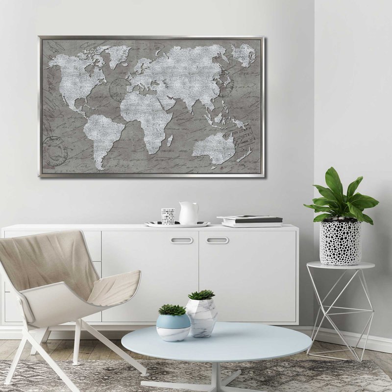 «World Map on Script» par Elizabeth Medley - impression, H 27,5 po x l 43,5 po x P 2 po, Cadre flottant argent