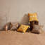 Coussin décoratif décoratif brodé 18 x 18 pouces Net Ports, jaune 2-125762588