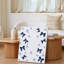 La toile crée un design minimaliste mettant en vedette un art mural sur fond blanc épuré avec des arcs délicats bleu marine et une toile murale bleu pâle-559830278
