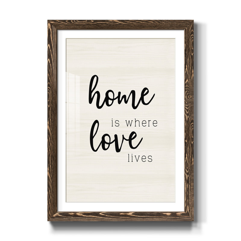 «Love Lives» - Cadre photo, impression d'art textuel sur papier, H 44 po x l 31 po x P 1 po, Cadre noyer