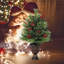 Sapin de Noël artificiel pré-illuminé de 60 cm avec 40 lumières DEL blanc chaud, pommes de pin et baies rouges, décoration de table pour les fêtes, utilisable à l'intérieur comme à l'extérieur.