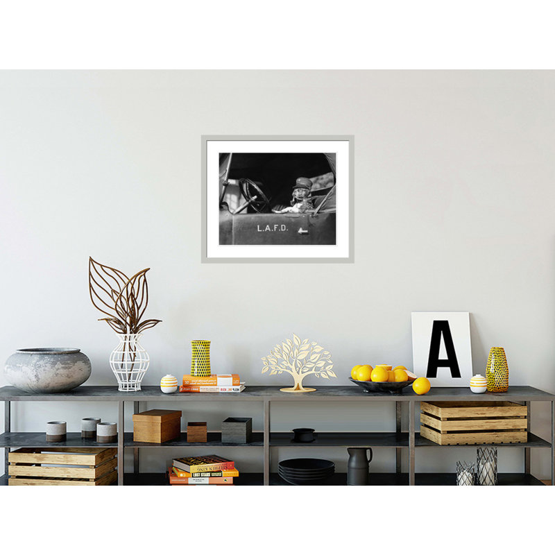 «Dog at Fire Truck Wheel fumant la pipe» par Inconnu - Impression giclée encadrée, H 23,5 po x l 28,08 po