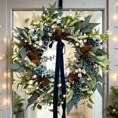 Couronne de Noël de 60 cm pour porte d'entrée, décoration hivernale avec baies bleues, pommes de pin, verdure givrée, feuilles d'eucalyptus, baies blanches et ruban de velours, style rustique, idéale pour une entrée intérieure ou extérieure couverte.