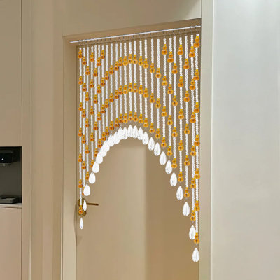 Rideau de porte arqué et perlé
