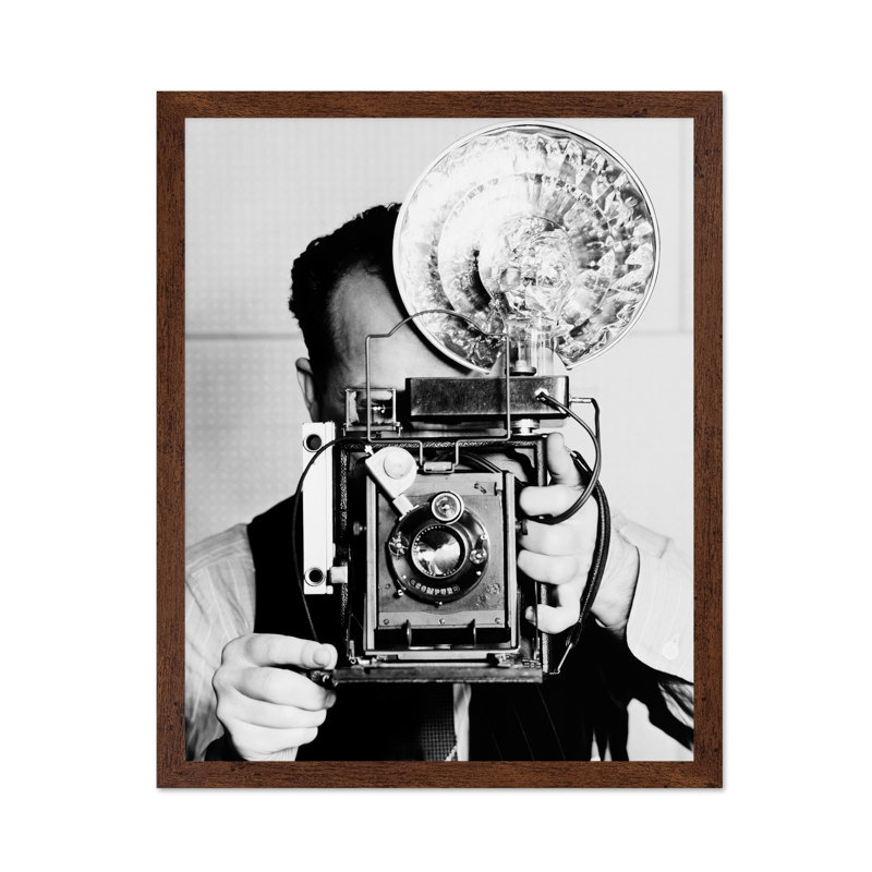 Photographe avec appareil photo rétro, H 16 po x l 20 po, Canevas, Encadrement brun