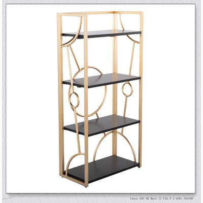 Bibliothèque contemporaine en métal et bois avec cadre doré et tablettes noires, parfaite pour la décoration de maison ou de bureau moderne.