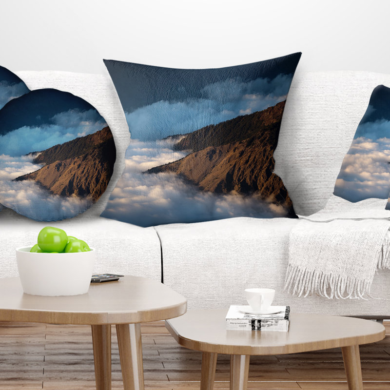 Coussin paysage de nuages au pied des collines, 16 po x 1 po, Coussin décoratif