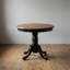 Ensemble de cuisine et salle à manger 3 pièces en bois massif noir d'inspiration asiatique : chaises rondes à pieds piédestal et dossier à lattes.