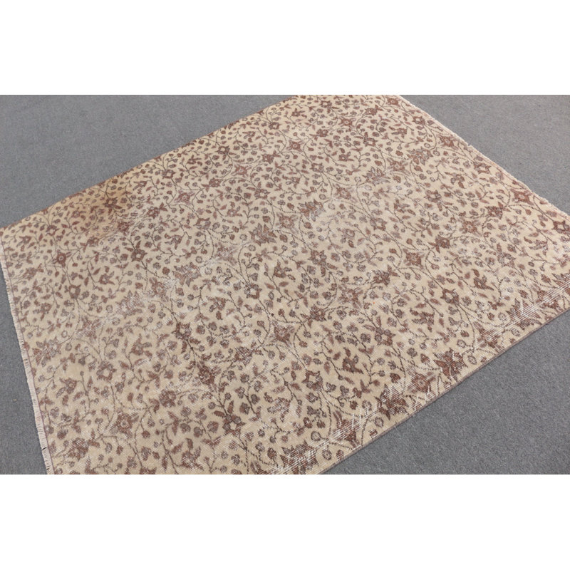 Le tapis traditionnel turc beige ajoute un charme rustique à votre espace de vie intérieur ou extérieur