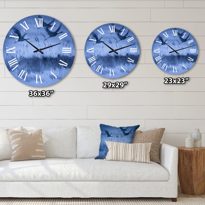 Grues en vol pendant la lumière du soir bleu foncé - Horloge murale traditionnelle, Surdimensionné