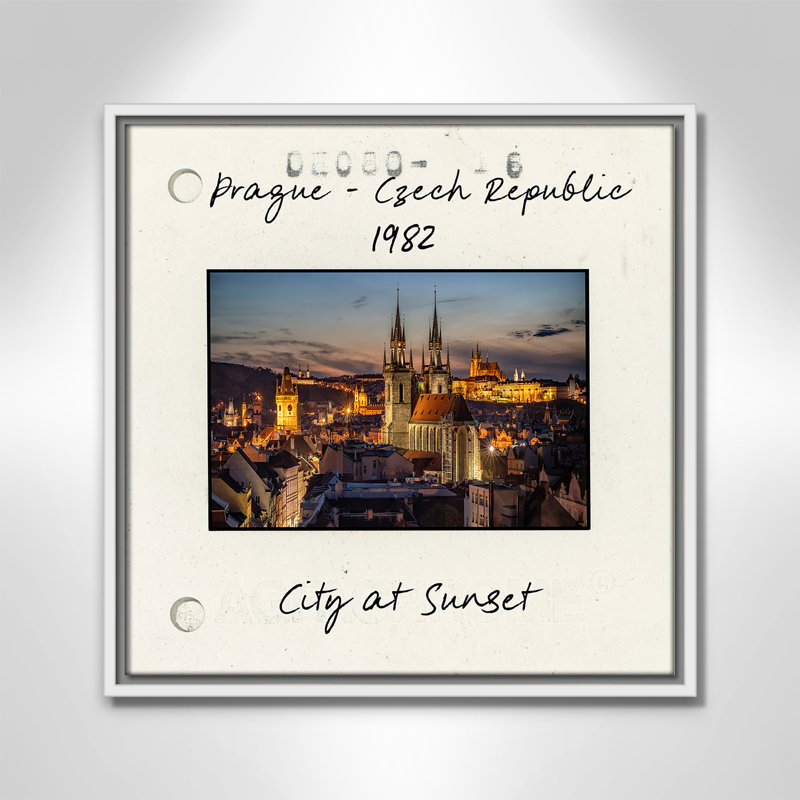Impression de ville au coucher du soleil, Prague, République tchèque par Danita Delmont, Toile avec cadre flottant or