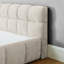 Structure de lit très grand avec revêtement en chenille épaisse beige, tête de lit, lit plateforme, sans sommier, sommeil confortable, design contemporain