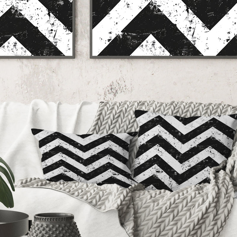 Coussin Mid-Century noir à motif de chevrons I - Midcentury, H 16 po x l 16 po