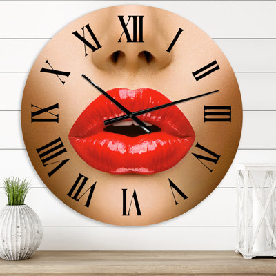 Gros plan sur un joli maquillage - Horloge murale moderne