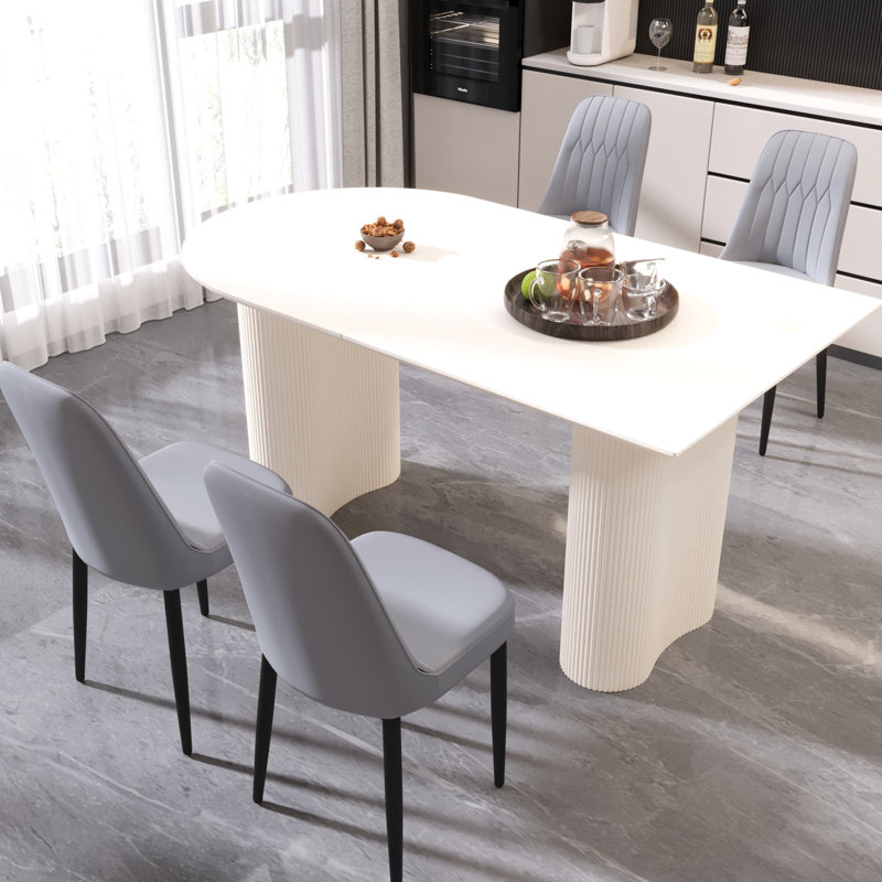 Crème moderne, table de salle à manger, chaises longues ergonomiques pour invités, conception esthétique, douce et spacieuse, table de détente médiévale de 63 po et 4 chaises de salle de conférence multifonctionnelles résistantes aux taches,