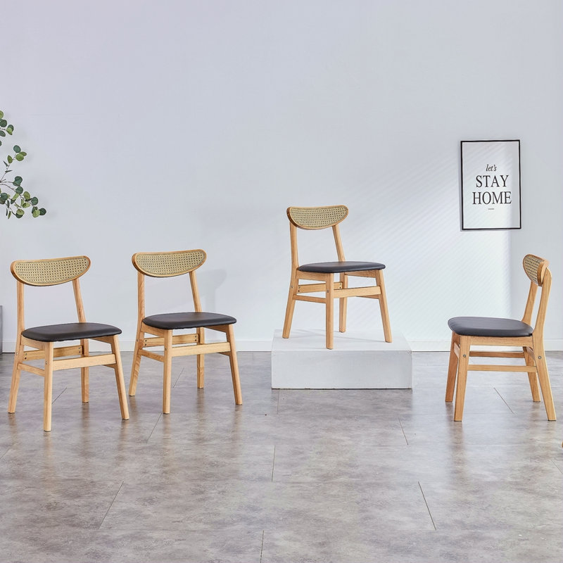4 La chaise de salle à manger élégante et durable en bois massif, le petit dossier incurvé, le coussin en polyuréthane et la belle forme s'agencent parfaitement à n'importe quelle pièce et à un usage quotidien