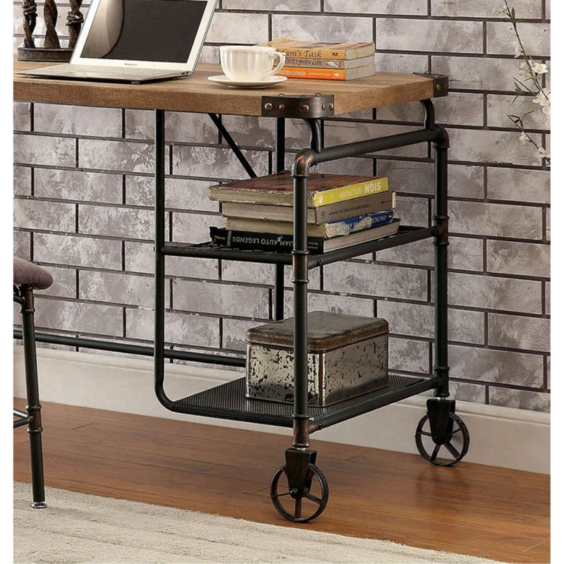 Bureau d'inspiration industrielle avec un plateau en bois noir antique et des roulettes décoratives