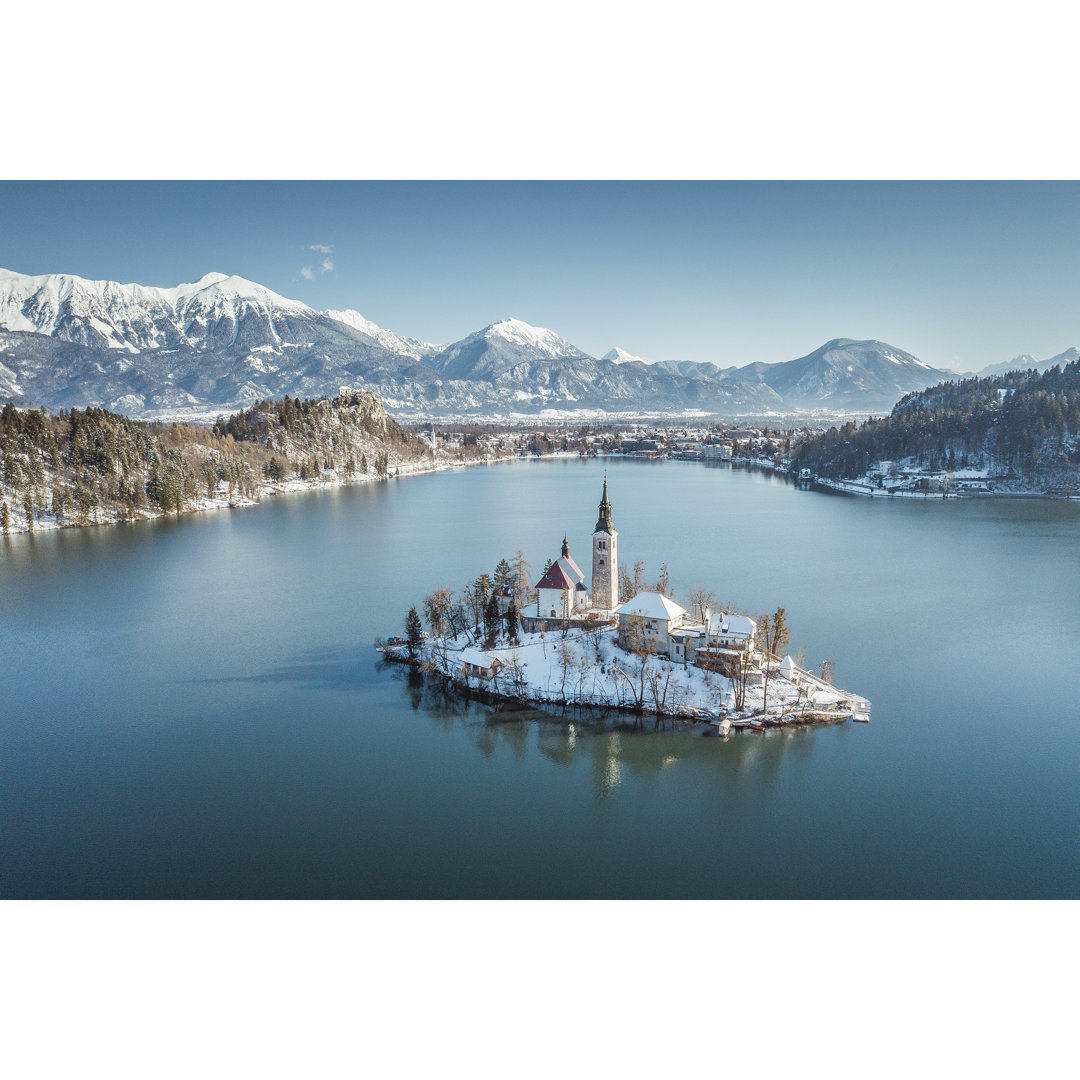 Insel Bled im Winter von Bluejayphoto - Leinwandfoto