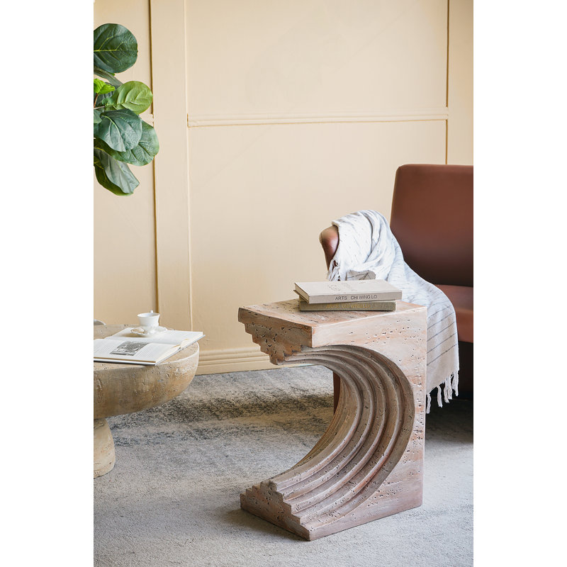 Table d'appoint arquée moderne avec finition faux travertin