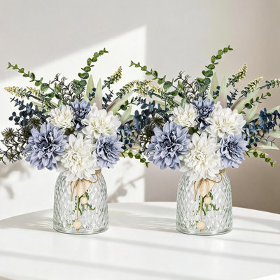 Centre de table floral artificiel avec vase en verre, 2 couleurs au choix : bleu poudré/rose poudré, mélange de dahlias, pivoines et eucalyptus, style champêtre pour la décoration intérieure et les fêtes.