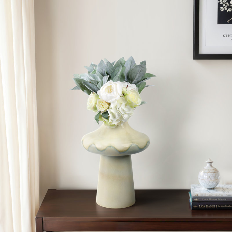 Vase en faïence fabriqué à la main avec motif sculptural, H 15,5 po x l 10 po x P 10 po