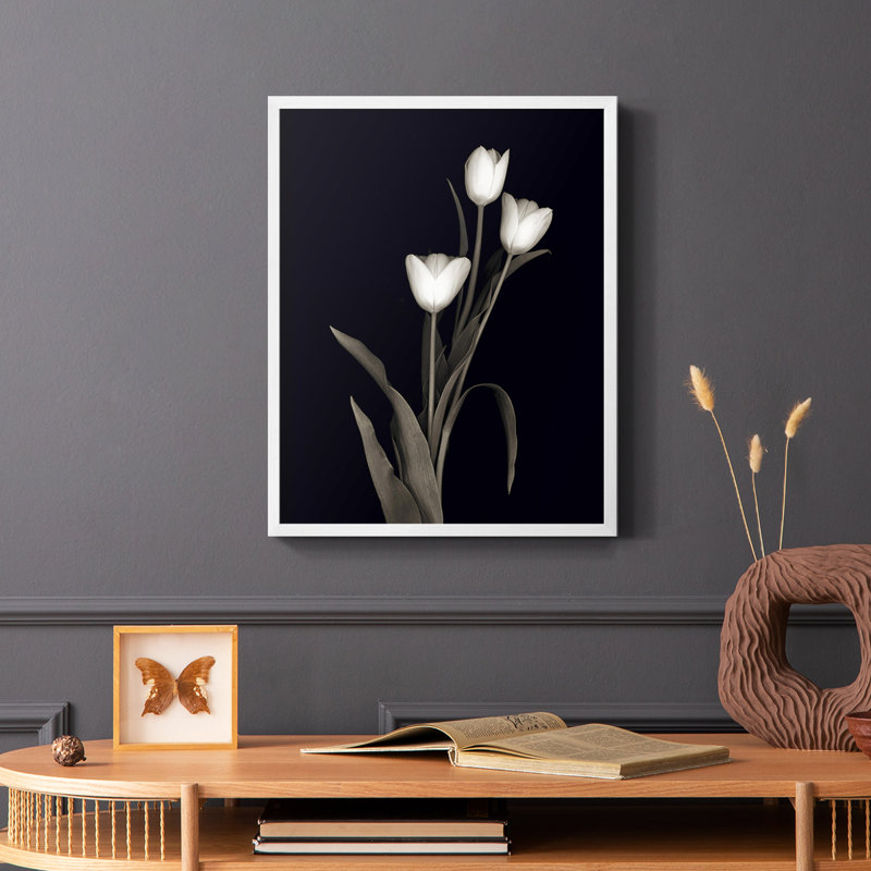 «Tulip Pose I», reproduction encadrée - bois massif, H 14 po x l 11 po, Blanc