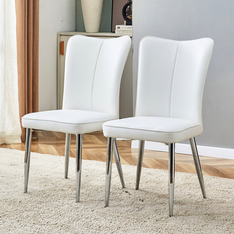 Élégantes chaises de salle à manger 2 pièces avec cuir PU blanc et pieds en métal argenté convenant à de multiples espaces de sièges au design épuré et confortable