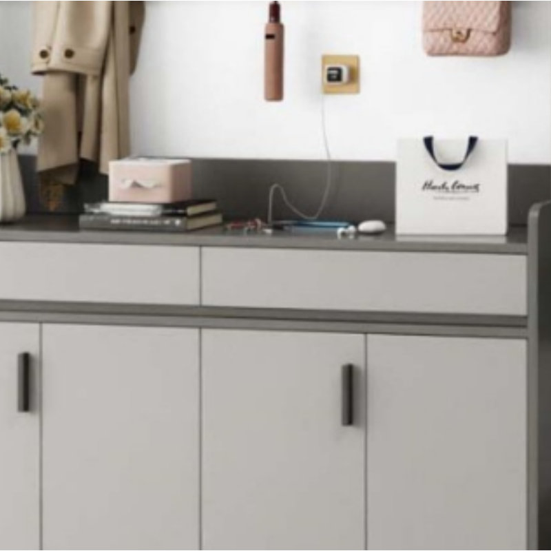 Cette armoire d'entrée est parfaite pour un usage domestique. Il offre un grand espace de rangement et comprend un porte-manteau et un range-chaussures pour plus de commodité.