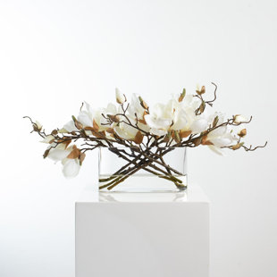 Arrangement illusion d'eau dans un vase de poche ovale en forme de branche de magnolia blanc
