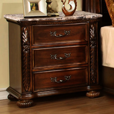 Table de chevet traditionnelle à 3 tiroirs, finition cerisier, en bois d'hévéa massif avec plateau imitation marbre, livrée entièrement assemblée, coloris et style assortis, 72,4 cm (L) x 47 cm (P) x 76,2 cm (H)