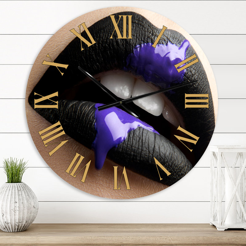 Femme avec lèvres rouges et peinture mauve - horloge murale moderne, Petit