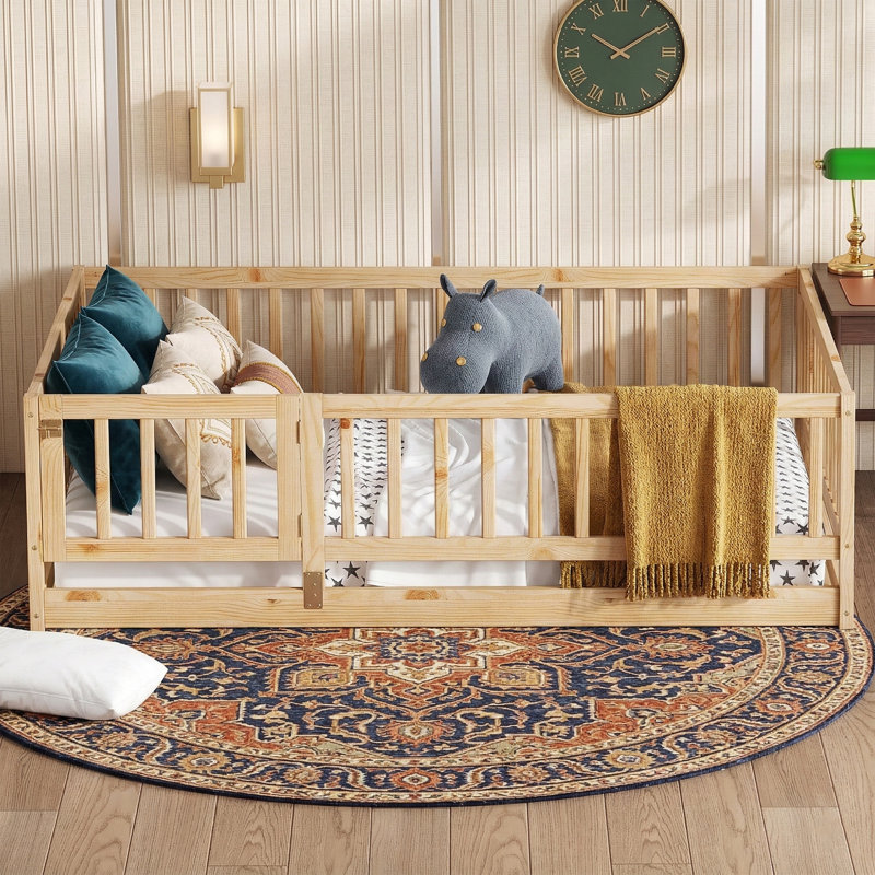 Lit de sol de taille longue de 77,0 po avec clôture et porte Montessori - Cadre de lit pour tout-petit en bois massif avec lattes - Lit transitionnel sécuritaire