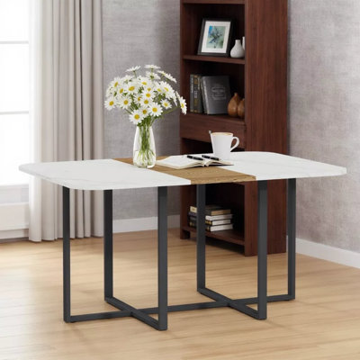 Cette table de salle à manger moderne peut accueillir 4 à 6 personnes, avec un plateau en grain de bois imitation marbre et une structure en métal noir robuste, idéale pour la cuisine et la salle à manger.