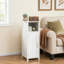 Organisateur de rangement de salle de bain multifonctionnel peu encombrant avec armoire de rangement fermée à 2 niveaux de grande capacité et tablettes réglables internes pour la salle de bain-374102773