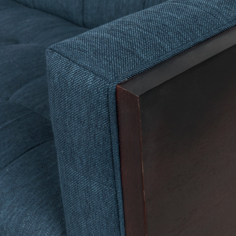 Charmant canapé 3 places avec surpiqûres capitonnées et structure en bois d'hévéa durable pour les salons contemporains