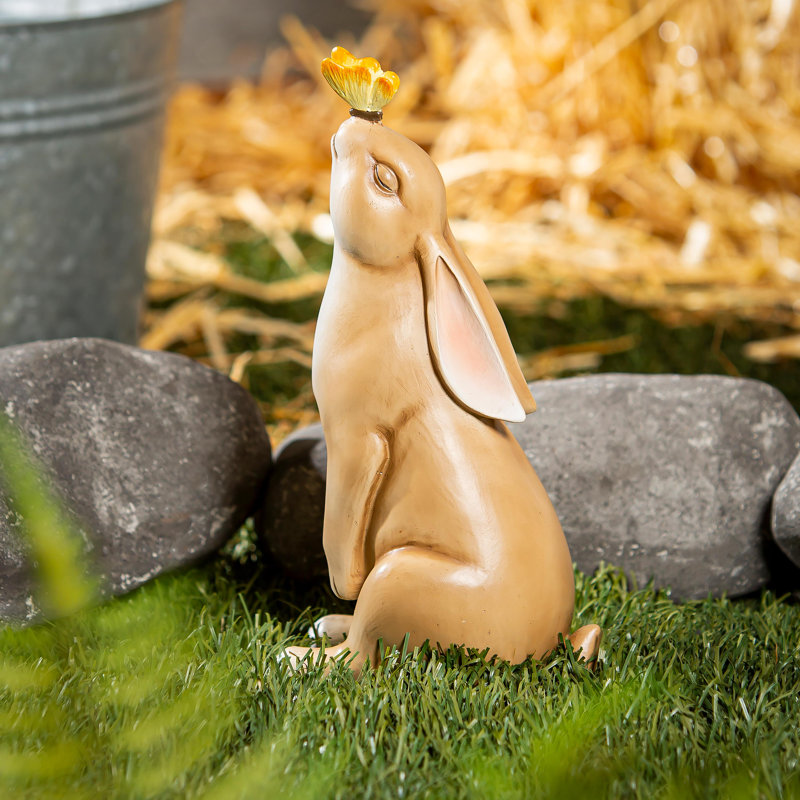 Statue lapin brun en résine avec papillon, H 10 po