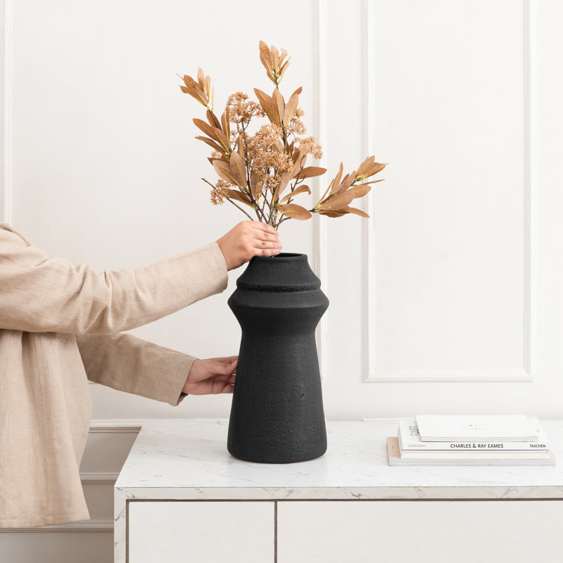 Vase écologique en terre cuite noire - Design contemporain avec détails à col étagé
