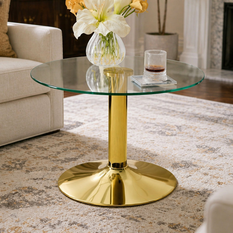 Table basse ronde en verre trempé de 27,5 pouces de diamètre. 17,7 pouces de haut, soutenu par une base en métal doré, avec un bord de luxe léger.