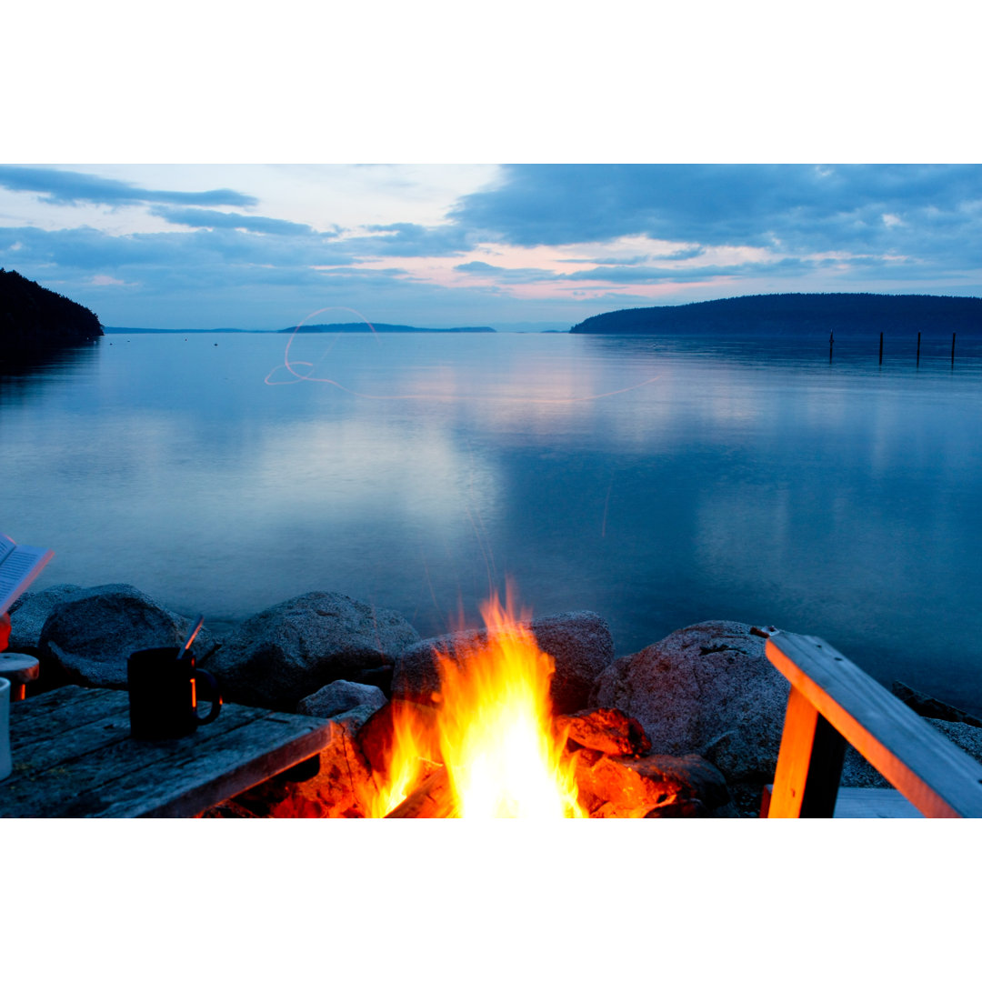 Lagerfeuer in der Abenddämmerung - Leinwandbild