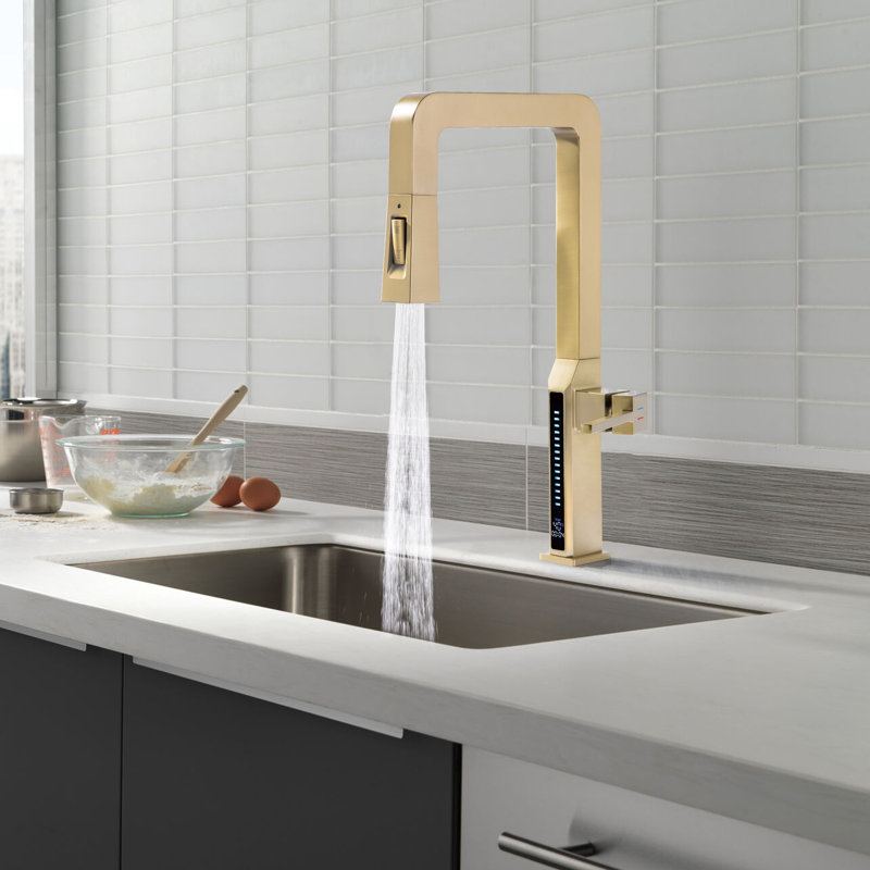 Robinet de cuisine moderne à poignée simple en or brossé avec douchette extractible et affichage DEL de la température