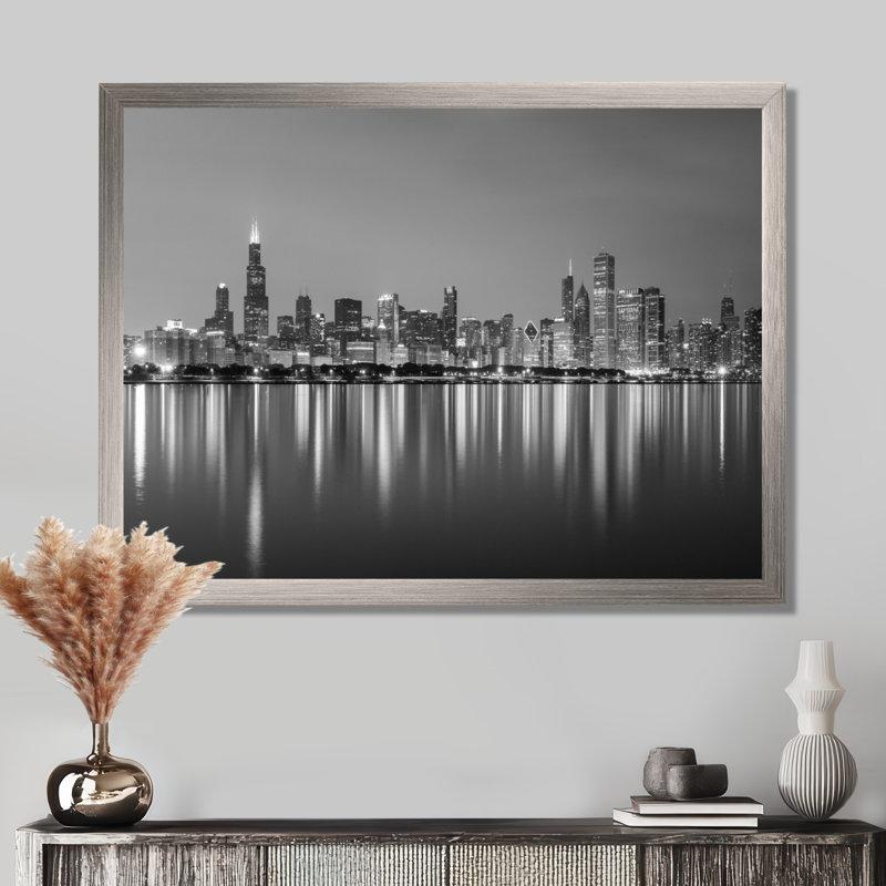 «Chicago Skyline at Night Black and White» - reproduction de photo, H 30 po x l 40 po, Cadre flottant brun