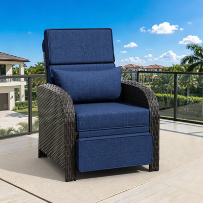 Fauteuil inclinable d'extérieur en osier avec dossier réglable et repose-pieds intégré, chaise longue de patio toutes saisons avec coussins épais et amovibles
