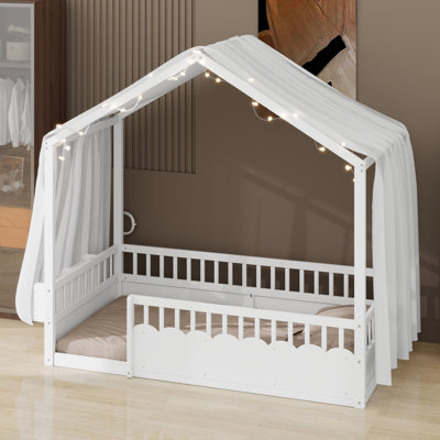 Lit Montessori au sol avec barrières de sécurité et ciel de lit en forme de maison pour chambres d'enfants