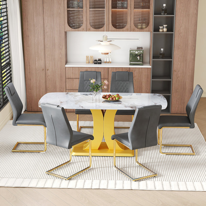 Table de salle à manger luxueuse à plateau en verre avec texture en marbre et pieds en forme de C élégants, y compris des fauteuils confortables en polyuréthane