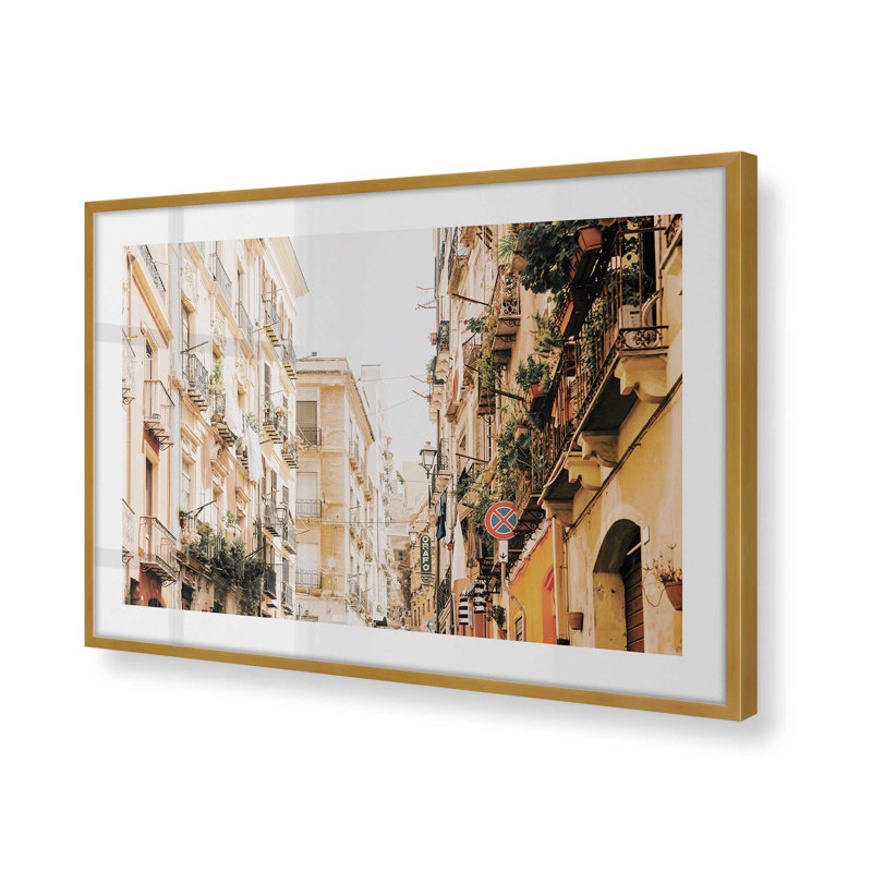 Alleyway Allure Print, Cadre doré poli, H 13,25 po x l 17,25 po x P 1,25 po