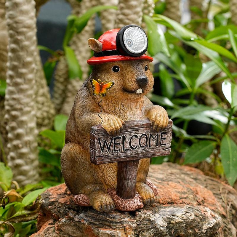Statue de jardin en terre avec phare solaire